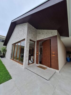 Porta em ACM aço corten, modelo com frisos, painéis laterais fixos no mesmo alinhamento da porta, dupla vedação porta e batente - Imagem 8