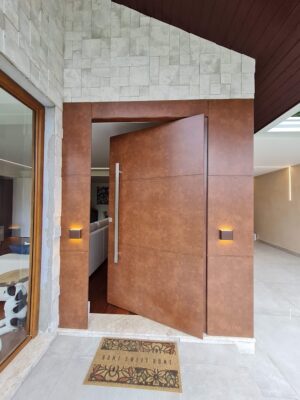 Porta em ACM aço corten, modelo com frisos, painéis laterais fixos no mesmo alinhamento da porta, dupla vedação porta e batente - Imagem 10