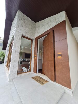 Porta em ACM aço corten, modelo com frisos, painéis laterais fixos no mesmo alinhamento da porta, dupla vedação porta e batente - Imagem 11