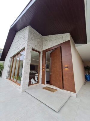 Porta em ACM aço corten, modelo com frisos, painéis laterais fixos no mesmo alinhamento da porta, dupla vedação porta e batente - Imagem 12