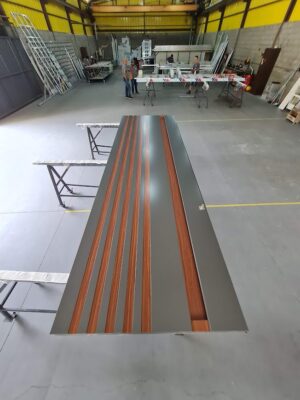 Porta pivotante em ACM Dark Gray, ripado na vertical em ACM mogno, puxador cava com LED, dupla vedação porta e batente - Imagem 5