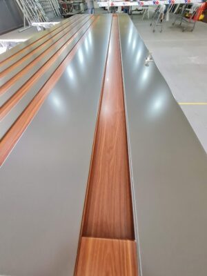 Porta pivotante em ACM Dark Gray, ripado na vertical em ACM mogno, puxador cava com LED, dupla vedação porta e batente - Imagem 12