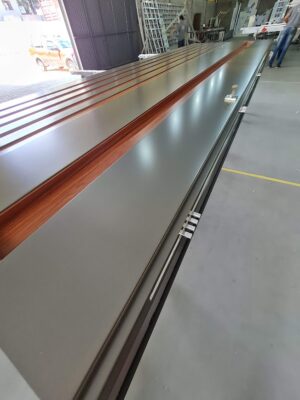 Porta pivotante em ACM Dark Gray, ripado na vertical em ACM mogno, puxador cava com LED, dupla vedação porta e batente - Imagem 7