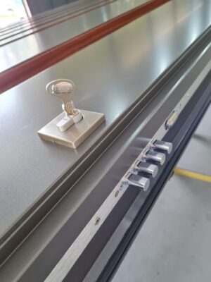 Porta pivotante em ACM Dark Gray, ripado na vertical em ACM mogno, puxador cava com LED, dupla vedação porta e batente - Imagem 9