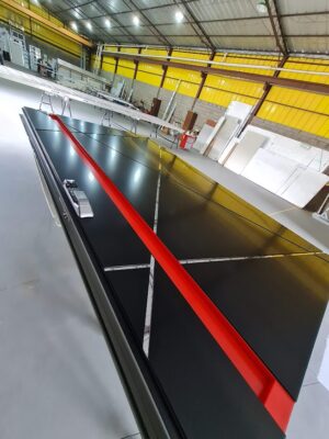 Porta em pivotante em ACM preto fosco modelo BBB com puxador cava vermelho com LED, dupla vedação porta e batente - Imagem 8