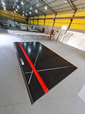 Porta em pivotante em ACM preto fosco modelo BBB com puxador cava vermelho com LED, dupla vedação porta e batente - Imagem 7