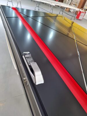 Porta em pivotante em ACM preto fosco modelo BBB com puxador cava vermelho com LED, dupla vedação porta e batente - Imagem 9