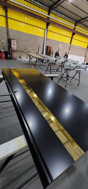 Porta em ACM preto carbono, modelo com puxador cava dourado em ACM, dupla vedação porta e batente - Imagem 3