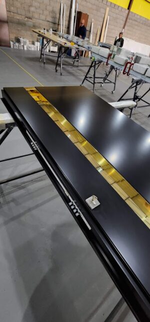 Porta em ACM preto carbono, modelo com puxador cava dourado em ACM, dupla vedação porta e batente - Imagem 4