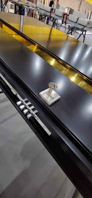 Porta em ACM preto carbono, modelo com puxador cava dourado em ACM, dupla vedação porta e batente - Imagem 5