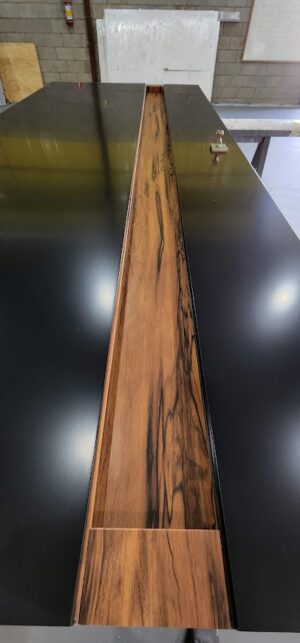 Porta em ACM preto carbono, modelo com puxador cava madeirado Jatobá em ACM, dupla vedação porta e batente - Imagem 4