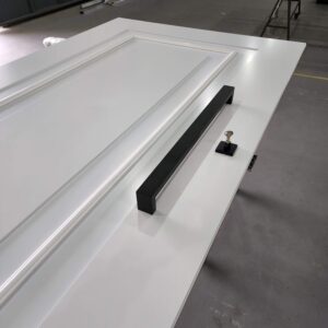 Porta pivotante em ACM branco neve com moldura e almofada, dupla vedação porta e batente - Imagem 2