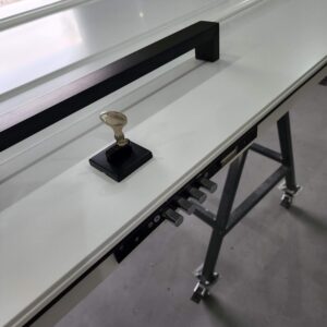 Porta pivotante em ACM branco neve com moldura e almofada, dupla vedação porta e batente - Imagem 3