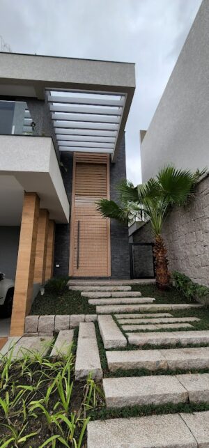 Porta pivotante em ACM modelo ripado na horizontal, vidro superior fixo com 10mm temperado, ACM revestido por cima do vidro, dupla vedação porta e batente - Imagem 3