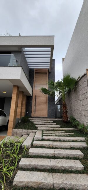 Porta pivotante em ACM modelo ripado na horizontal, vidro superior fixo com 10mm temperado, ACM revestido por cima do vidro, dupla vedação porta e batente - Imagem 4