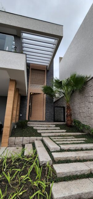 Porta pivotante em ACM modelo ripado na horizontal, vidro superior fixo com 10mm temperado, ACM revestido por cima do vidro, dupla vedação porta e batente - Imagem 5