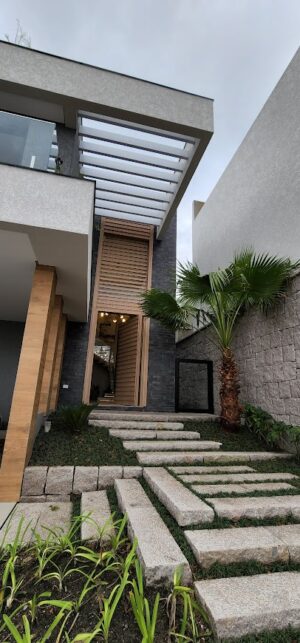 Porta pivotante em ACM modelo ripado na horizontal, vidro superior fixo com 10mm temperado, ACM revestido por cima do vidro, dupla vedação porta e batente - Imagem 6