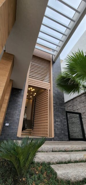 Porta pivotante em ACM modelo ripado na horizontal, vidro superior fixo com 10mm temperado, ACM revestido por cima do vidro, dupla vedação porta e batente - Imagem 7