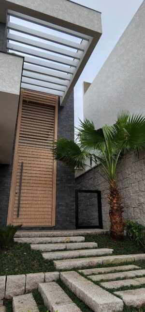 Porta pivotante em ACM modelo ripado na horizontal, vidro superior fixo com 10mm temperado, ACM revestido por cima do vidro, dupla vedação porta e batente - Imagem 2