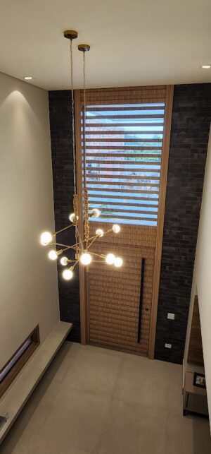 Porta pivotante em ACM modelo ripado na horizontal, vidro superior fixo com 10mm temperado, ACM revestido por cima do vidro, dupla vedação porta e batente - Imagem 8