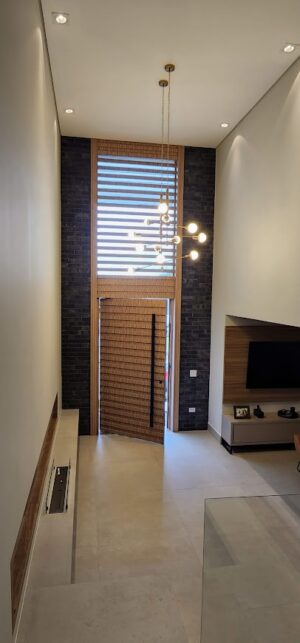 Porta pivotante em ACM modelo ripado na horizontal, vidro superior fixo com 10mm temperado, ACM revestido por cima do vidro, dupla vedação porta e batente - Imagem 11