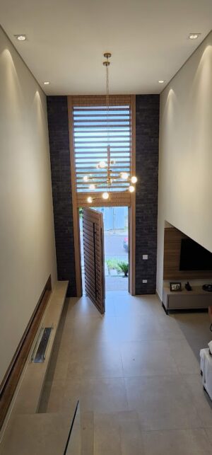 Porta pivotante em ACM modelo ripado na horizontal, vidro superior fixo com 10mm temperado, ACM revestido por cima do vidro, dupla vedação porta e batente - Imagem 12