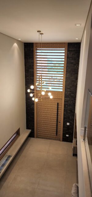 Porta pivotante em ACM modelo ripado na horizontal, vidro superior fixo com 10mm temperado, ACM revestido por cima do vidro, dupla vedação porta e batente - Imagem 10