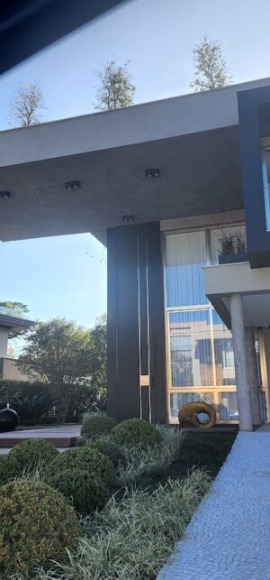 Porta pivotante em ACM com detalhe de inox, dupla vedação porta e batente - Imagem 4