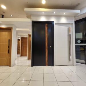 Porta em ACM preto carbono, modelo com puxador cava madeirado Jatobá em ACM, dupla vedação porta e batente