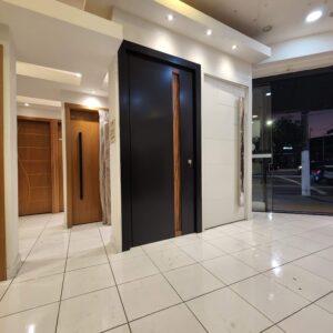 Porta em ACM preto carbono, modelo com puxador cava madeirado Jatobá em ACM, dupla vedação porta e batente - Imagem 2