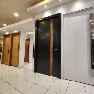 Porta em ACM preto carbono, modelo com puxador cava madeirado Jatobá em ACM, dupla vedação porta e batente - Imagem 3