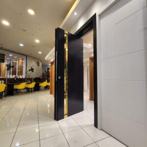 Porta em ACM preto carbono, modelo com puxador cava dourado em ACM, dupla vedação porta e batente - Imagem 2