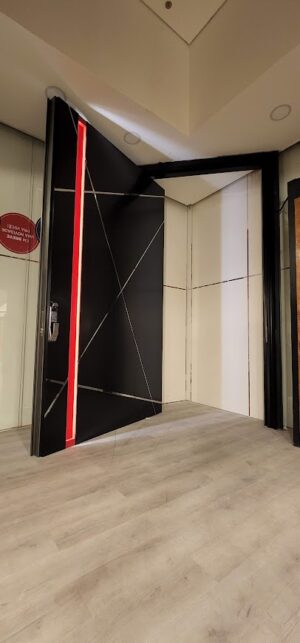 Porta em pivotante em ACM preto fosco modelo BBB com puxador cava vermelho com LED, dupla vedação porta e batente - Imagem 2