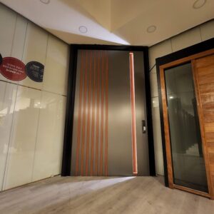 Porta pivotante em ACM Dark Gray, ripado na vertical em ACM mogno, puxador cava com LED, dupla vedação porta e batente - Imagem 3