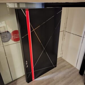 Porta em pivotante em ACM preto fosco modelo BBB com puxador cava vermelho com LED, dupla vedação porta e batente - Imagem 4