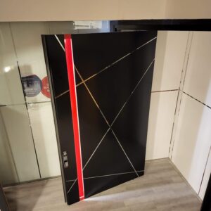 Porta em pivotante em ACM preto fosco modelo BBB com puxador cava vermelho com LED, dupla vedação porta e batente - Imagem 5