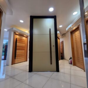 Porta em ACM com dois frisos na horizontal, dupla vedação porta e batente