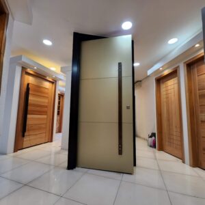 Porta em ACM com dois frisos na horizontal, dupla vedação porta e batente - Imagem 2