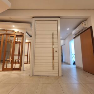 Porta pivotante em ACM modelo com frisos horizontais, dupla vedação porta e batente