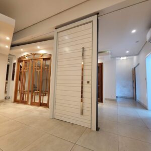 Porta pivotante em ACM modelo com frisos horizontais, dupla vedação porta e batente - Imagem 2