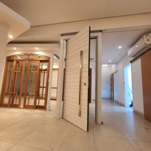 Porta pivotante em ACM modelo com frisos horizontais, dupla vedação porta e batente - Imagem 3