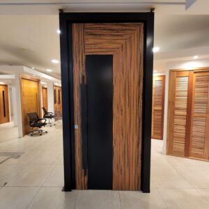 Porta pivotante em ACM modelo exclusivo na cor preto e madeirado jatobá, dupla vedação porta e batente