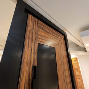 Porta pivotante em ACM modelo exclusivo na cor preto e madeirado jatobá, dupla vedação porta e batente - Imagem 4