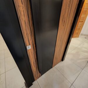 Porta pivotante em ACM modelo exclusivo na cor preto e madeirado jatobá, dupla vedação porta e batente - Imagem 6