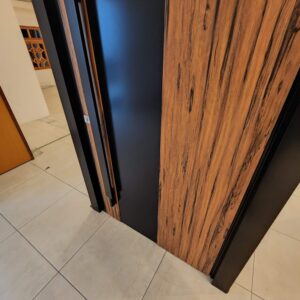 Porta pivotante em ACM modelo exclusivo na cor preto e madeirado jatobá, dupla vedação porta e batente - Imagem 7