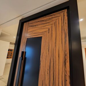 Porta pivotante em ACM modelo exclusivo na cor preto e madeirado jatobá, dupla vedação porta e batente - Imagem 5