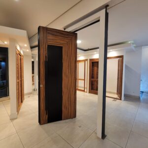 Porta pivotante em ACM modelo exclusivo na cor preto e madeirado jatobá, dupla vedação porta e batente - Imagem 2