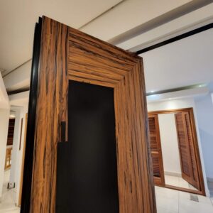 Porta pivotante em ACM modelo exclusivo na cor preto e madeirado jatobá, dupla vedação porta e batente - Imagem 3