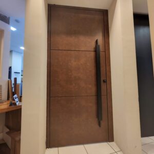 Porta pivotante em ACM aço corten, dupla vedação porta e batente - Imagem 2