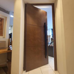 Porta pivotante em ACM aço corten, dupla vedação porta e batente - Imagem 3